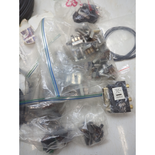 1346 - Selection of Atari 2600 Electronics Components and Cables