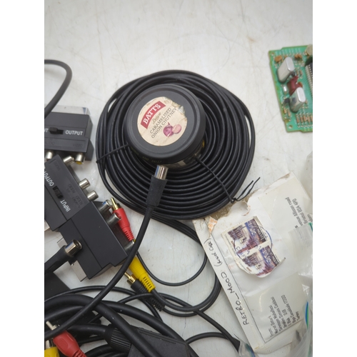 1346 - Selection of Atari 2600 Electronics Components and Cables
