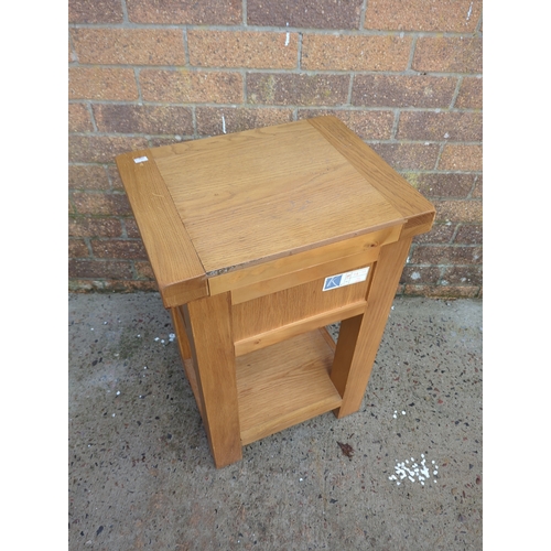 419 - British Design Oak Side Table