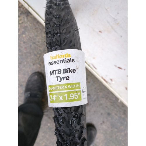 258 - Halfords Essentials MTB Bike Tyre 24