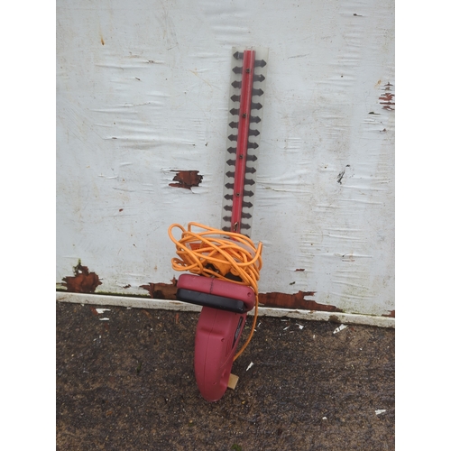 24 - B&Q TRY400HTA Hedge Trimmer