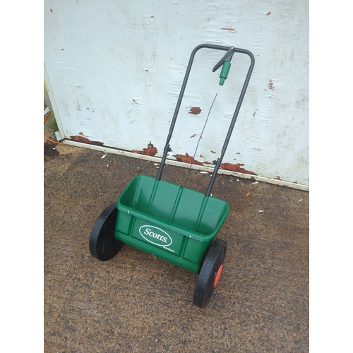35 - Scotts EvenGreen Lawn Spreader