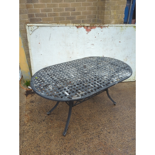 37 - Cast Aluminium Outdoor Garden Table