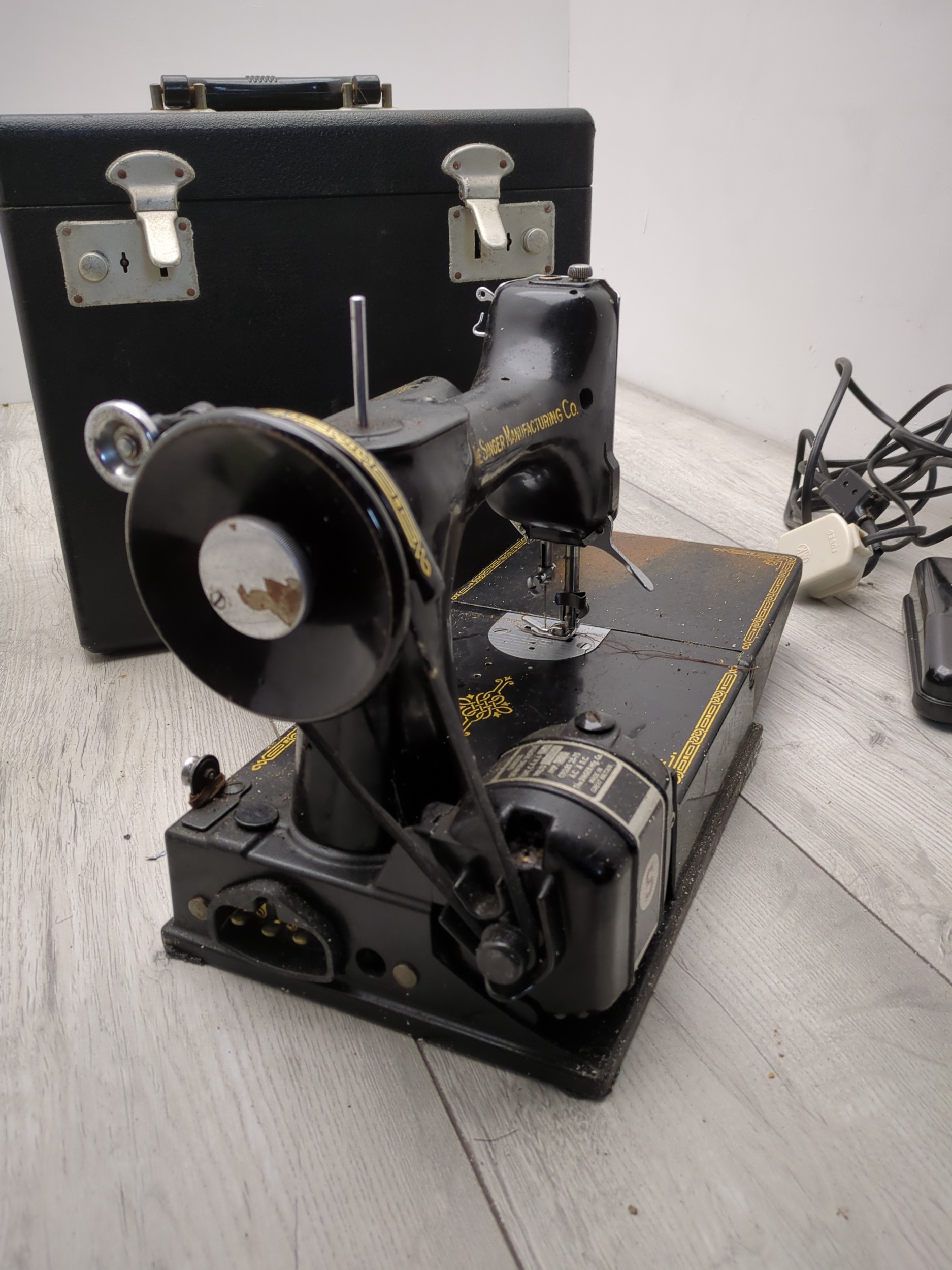 Singer 221K Sewing Machine with Accessories