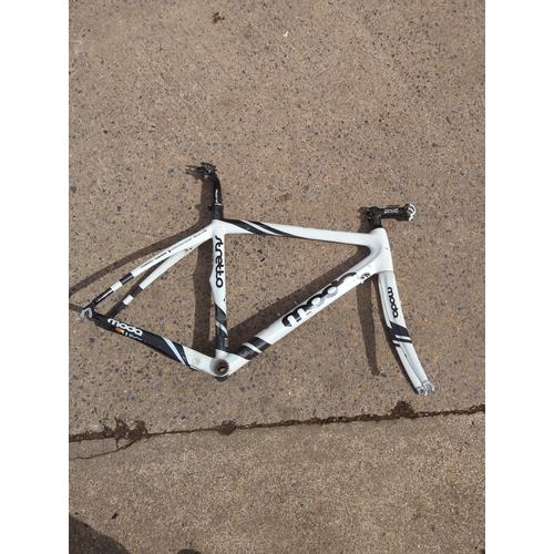 27 - Moda Stretto Carbon Bicycle Frame