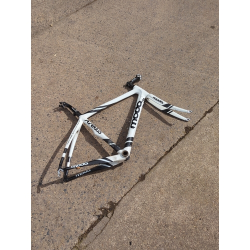 27 - Moda Stretto Carbon Bicycle Frame