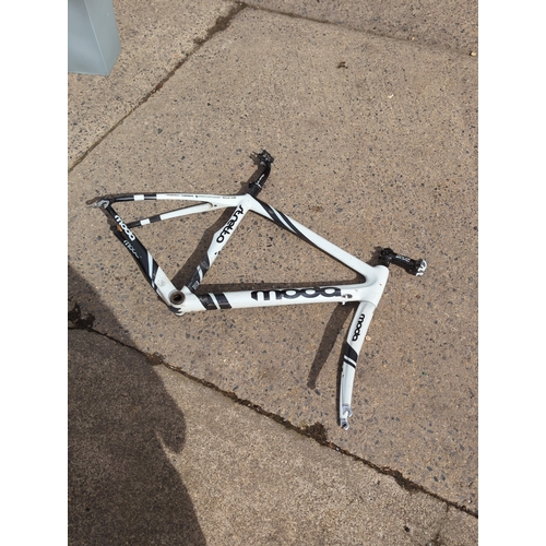 27 - Moda Stretto Carbon Bicycle Frame