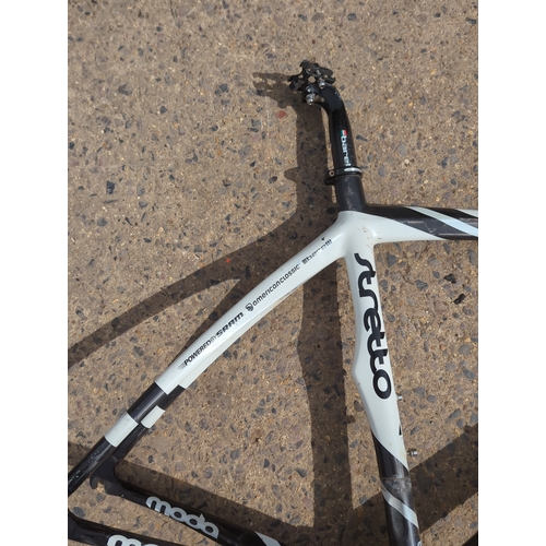 27 - Moda Stretto Carbon Bicycle Frame