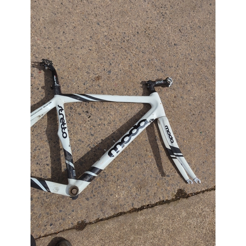 27 - Moda Stretto Carbon Bicycle Frame