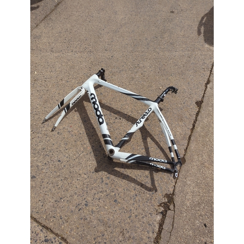 27 - Moda Stretto Carbon Bicycle Frame
