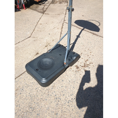 141 - Portable Basketball Hoop