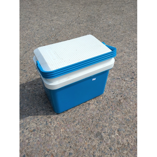 125 - Grosfillex Cooler Box with Accessories