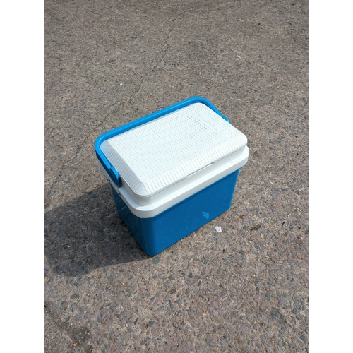 125 - Grosfillex Cooler Box with Accessories