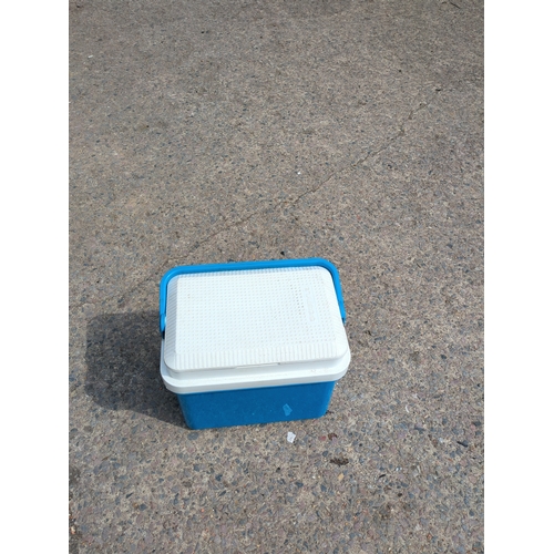 125 - Grosfillex Cooler Box with Accessories