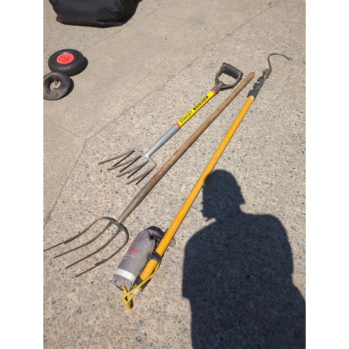 40 - Lot of 3 gardening tools including Stanley FatMax pitchfork