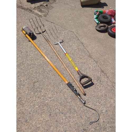 40 - Lot of 3 gardening tools including Stanley FatMax pitchfork