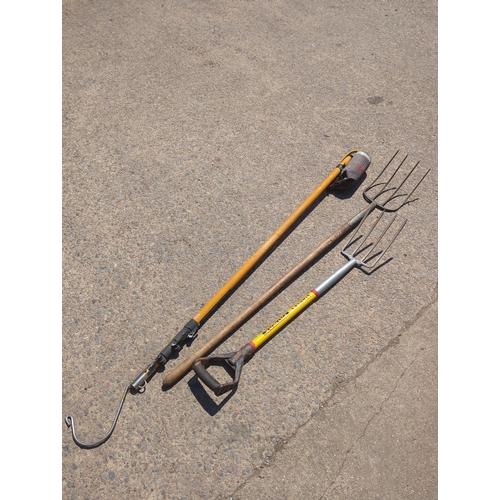 40 - Lot of 3 gardening tools including Stanley FatMax pitchfork