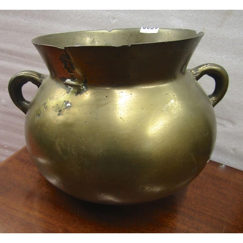 1526 - An antique bronze cauldron,with loop handles,30cm diameter