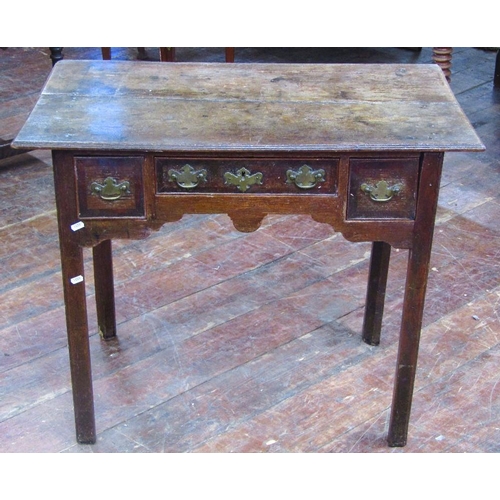 1532 - A Georgian oak low boy fitted with three drawers raised on square cut supports with shaped feet,85 c... 