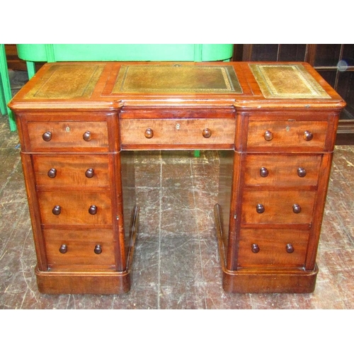 1542 - A good quality Victorian mahogany pedestal desk fitted with an arrangement of nine drawers,each pede... 