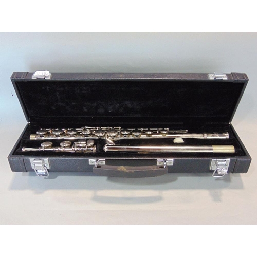 594 - Cased silver plated Ventiana flute