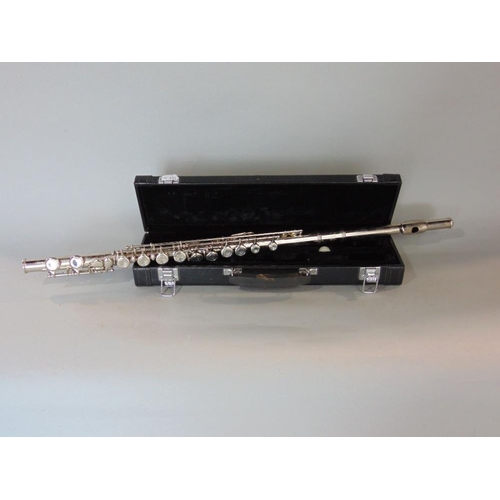 594 - Cased silver plated Ventiana flute