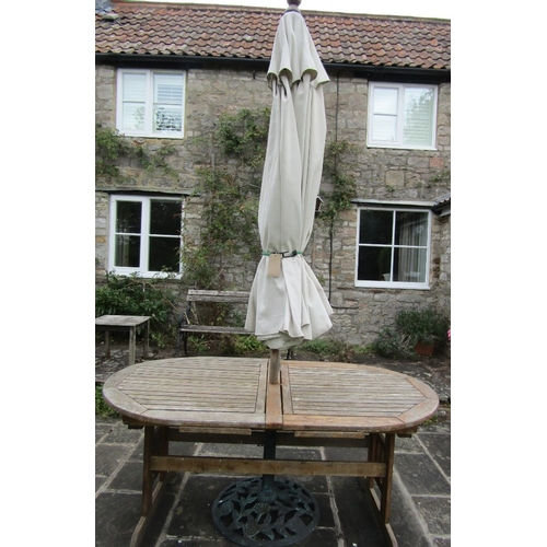 134 - Teak wood extending garden table and six matching folding chairs