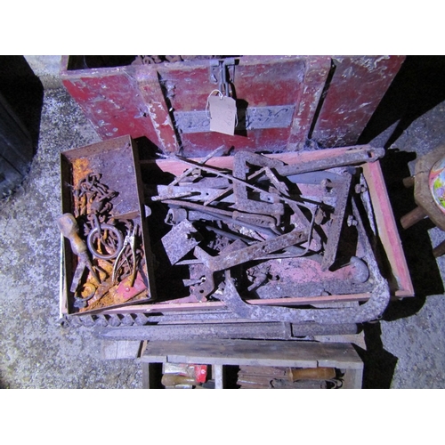 139 - A quantity of unsorted salvaged 19th century and later iron work, tools, fittings and sundries