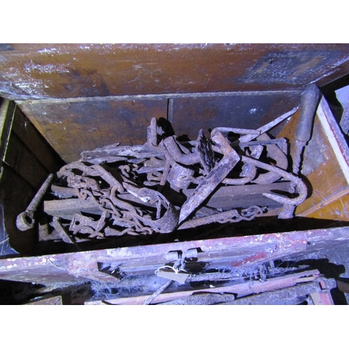 139 - A quantity of unsorted salvaged 19th century and later iron work, tools, fittings and sundries