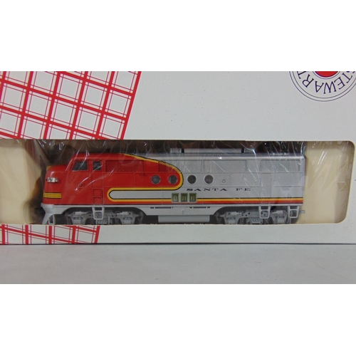 177 - Set of 3 HO boxed Santa Fe locomotives by Stewart Hobbies, all n 5029, two have double headlights (3... 