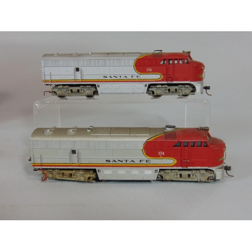 180 - 2 Rivarossi Santa Fe war bonnet HO locomotives,unboxed(one powered and one unpowered) together with ... 