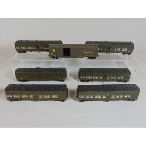 180 - 2 Rivarossi Santa Fe war bonnet HO locomotives,unboxed(one powered and one unpowered) together with ... 