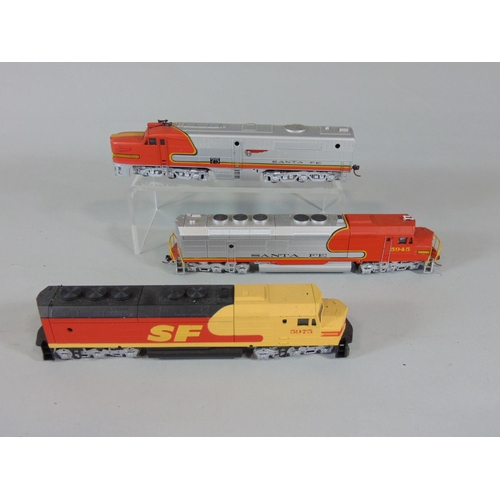 184 - 10 North American Santa Fe locomotives by Walthers, Life-Like, Athearn, some powered (10)