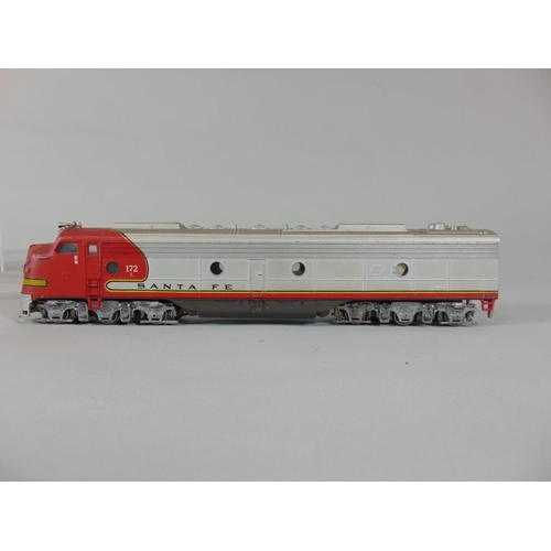 185 - 6 HO Santa Fe locomotives by Rivarossi, some powered with war bonnet. all unboxed (6)