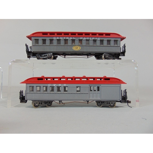 194 - Approx 20 HO gauge mixed wagons and coaches,mostly Santa Fe, unboxed (1 boxful)