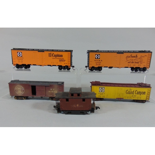 195 - Approx 40 HO gauge, rail wagons mostly Santa Fe, unboxed