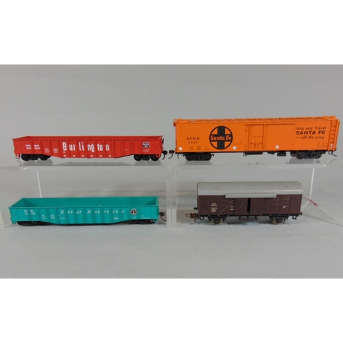 195 - Approx 40 HO gauge, rail wagons mostly Santa Fe, unboxed