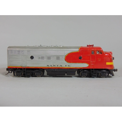 198 - 6 HO gauge locomotives, 5 marked Santa Fe and 2 with war bonnet, all unboxed  repainted (6)