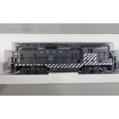 200 - 5 HO gauge locomotives all AT&SF nos 2692, 2395, 2342, 2099 and 516, unboxed together with a Stewart... 