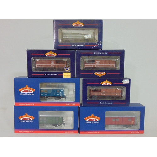 102 - Bachmann wagon collection: 4 Brake vans 33-301C/D, 33-306, 33-304 and 3 further 39-528, 39-526 and 3... 