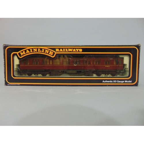 127 - Collection of 12 boxed Mainline coaches with 8 maroon and 4 in cream/ crimson livery. (12)