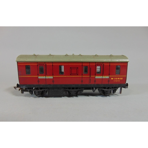 133 - Collection of Hornby Dublo rolling stock including a 6 wheel passenger brake 'Stove' van and29 passe... 