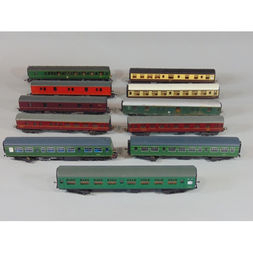 155 - Collection of Lima locomotives and rolling stock incl a GWR locomotive marked 4589, GWR diesel rail ... 