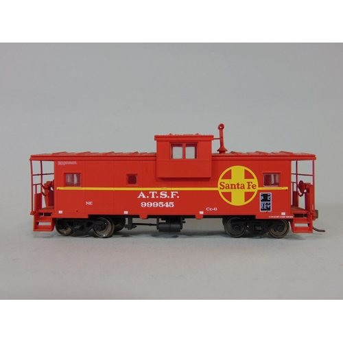 216 - 5 HO Santa Fe locomotives by Atlas,nos 914, 2397, 941, 2803 and 902 and an extended vision caboose, ... 