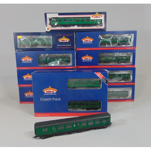 78 - Collection of  Bachmann coaches all BR green bulleid, including boxed set 34-500Z with an additional... 