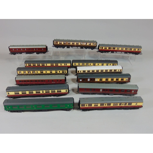 92 - 8 boxed Bachmann coaches including 4 Pullman and 2 Post Office vans together with boxed van, a plank... 