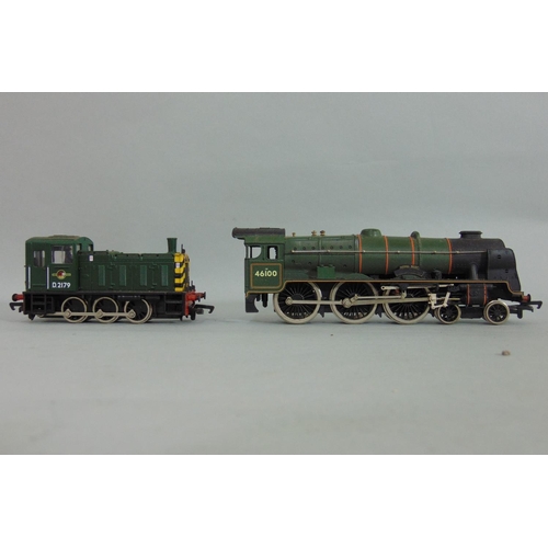 128 - Collection of unboxed locomotives and rolling stock by Mainline incl Diesel D824 'HighFlyer', 'Royal... 