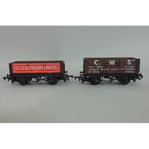 128 - Collection of unboxed locomotives and rolling stock by Mainline incl Diesel D824 'HighFlyer', 'Royal... 