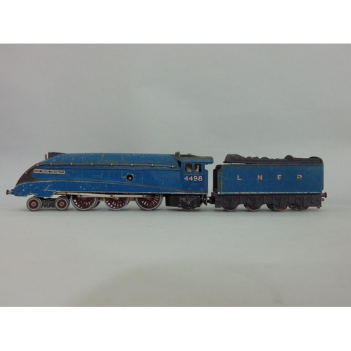 138 - Pre-war Hornby Dublo 'Sir Nigel Gresley' A4 loco in good condition with tender (post war couplings i... 