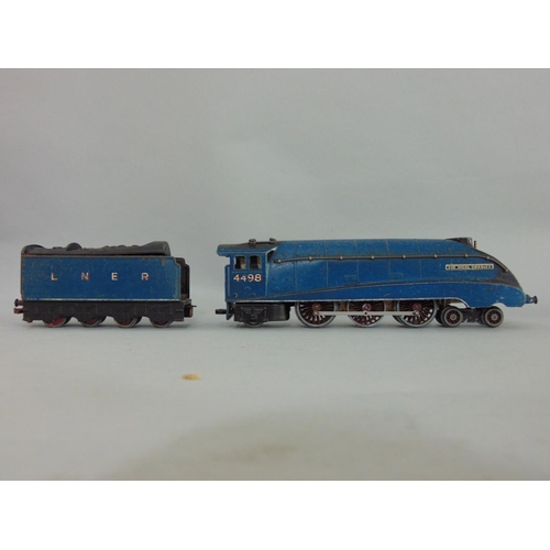 138 - Pre-war Hornby Dublo 'Sir Nigel Gresley' A4 loco in good condition with tender (post war couplings i... 